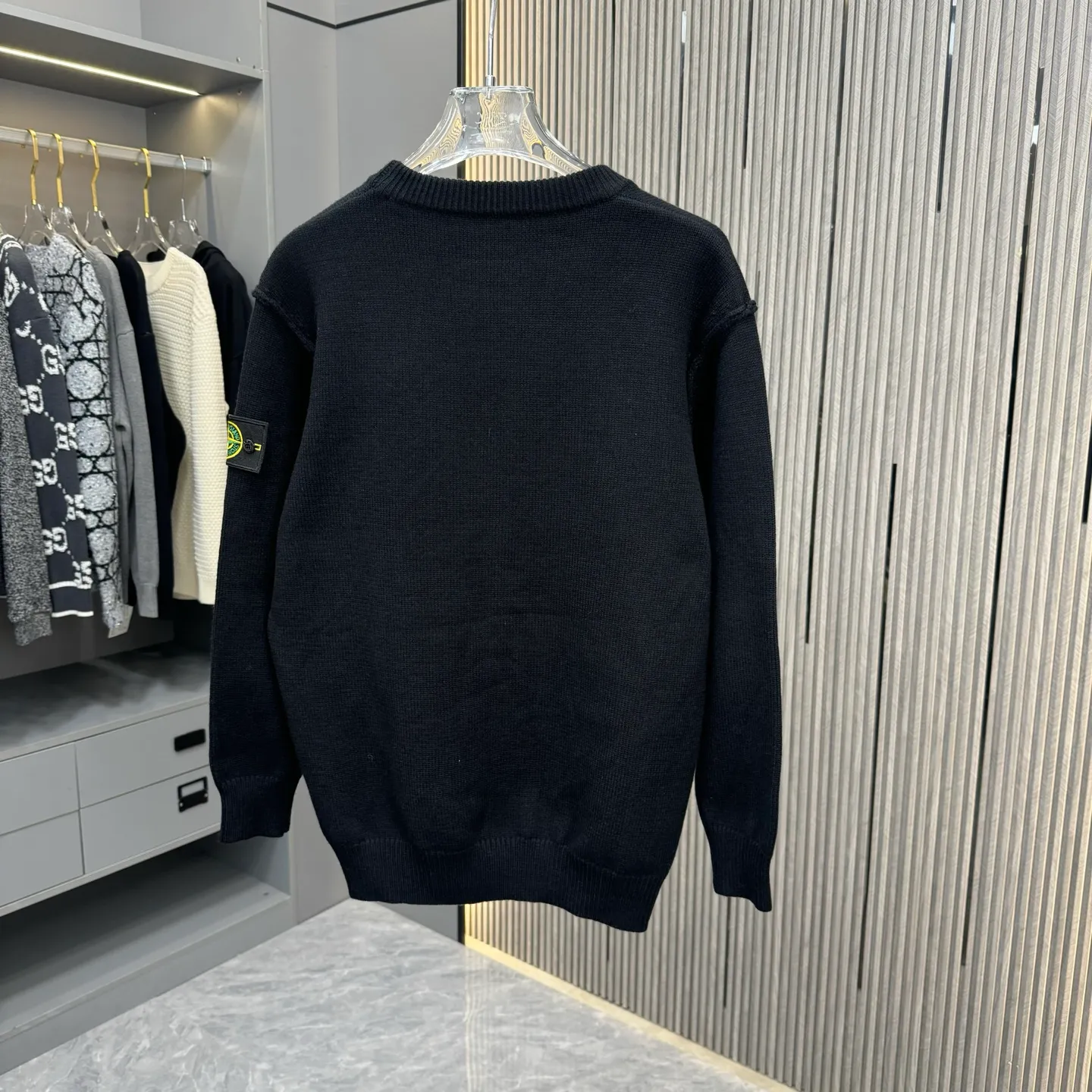🅿️310 Stone Island 25FW crew neck sweater is made of top-grade cashmere yarn. The new autumn and winter Oblique jacquard knitted cashmere sweater adopts a double-sided wearable design and is made of high-quality cashmere material. After fine weaving process, it presents a soft and comfortable touch and excellent thermal performance. The iconic Oblique jacquard pattern is perfectly presented through precision knitting technology. It can be worn on both sides, showing different style charms. The round neck design is simple and elegant, suitable for various matching occasions. Exquisite knitting technology ensures that the clothes are not easily deformed and remain crisp and long-lasting. The double-sided design concept reflects LV's perfect balance of practicality and fashion. Each sweater undergoes strict quality inspection to ensure that the quality meets the brand's consistently high standards. This knitted item combines warmth and style, making it an exquisite addition to your autumn and winter wardrobe. Size:S/M/L/XL